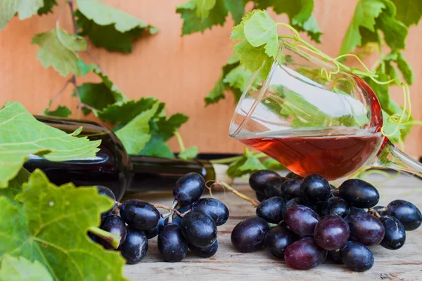 Grapes and wine in the wooden table — Stock Photo, Image