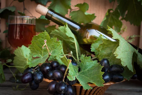 Uve e vino nella tavola di legno — Foto Stock
