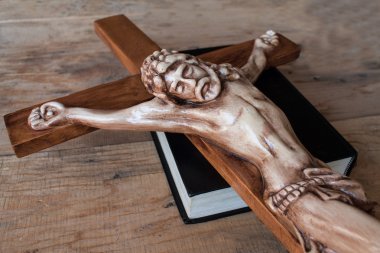 Kitap ve haç ve ahşap masa