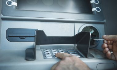 Kredi kartı olan bir adamın eli. ATM 'de. Parayı çek.
