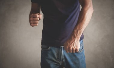 Kafkasyalı kızgın adam yumrukla tehdit ediyor..