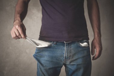 Adamın cebi boş. İflas. Para yok.