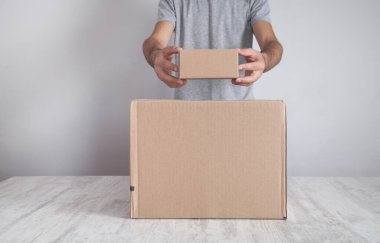 Karton kutulu bir adam. Ürün, Ticaret, Perakende, Teslimat