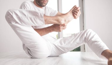 Kafkasyalı sporcu ofiste vücut aktivitesi yapıyor..