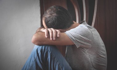 Kafkasyalı bunalımlı adam evde. Ruh Sağlığı 