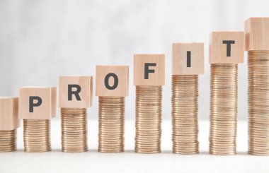 Tahta küplerle ilgili Kârlı bir sözcüğe sahip bir yığın bozuk para..