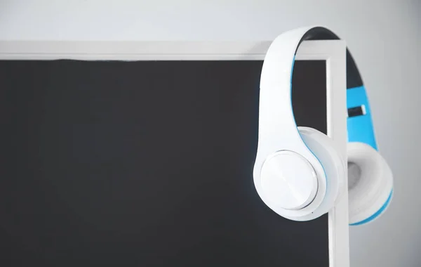 Białe Słuchawki Ekranem Komputera — Zdjęcie stockowe