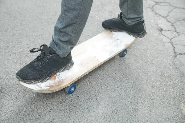 Garçon Promenades Sur Skateboard Dans Asphalte — Photo