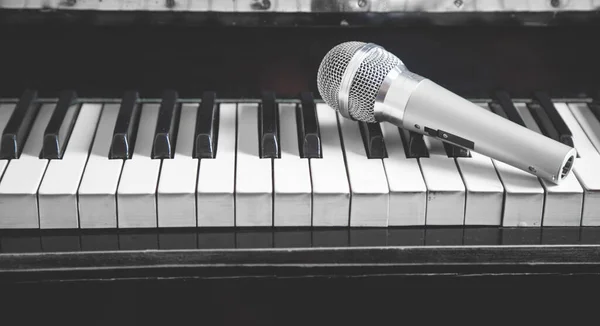 Mikrofon Auf Der Klaviertastatur Weiß Und Schwarz Musik — Stockfoto