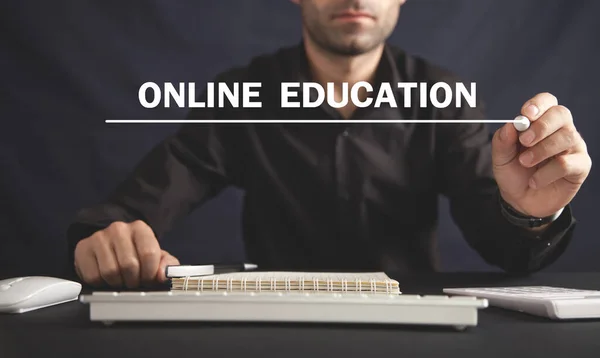 Homem Escrevendo Texto Educação Online Tela — Fotografia de Stock