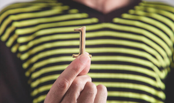 Человек с металлическим знаком номер 1.