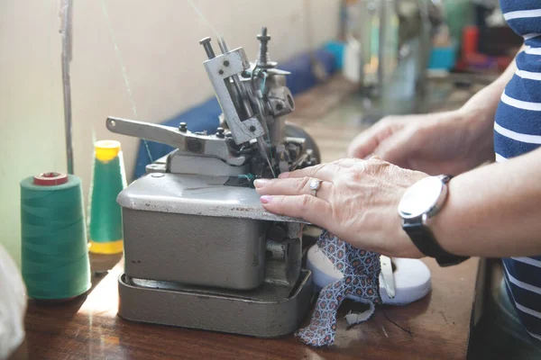 Costurera Caucásica Trabajando Con Máquina Coser —  Fotos de Stock