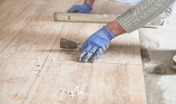 Colocación Baldosas Cerámica Renovación Del Suelo — Foto de Stock