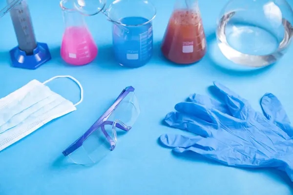 Γυάλινα Αντικείμενα Επιστήμης Χρωματιστά Υγρά Γάντια Και Γυαλιά — Φωτογραφία Αρχείου