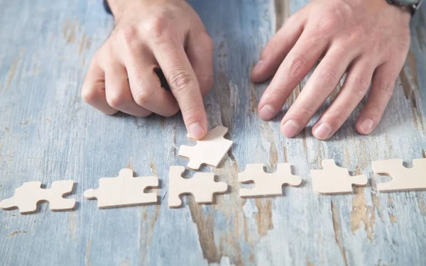 Zakenman Het Oplossen Van Puzzel Aan Het Bureau — Stockfoto