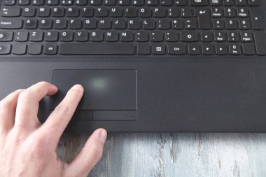 Erkek el bilgisayara dokunuyor..