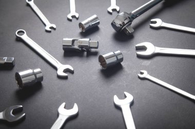 Siyah arkaplanda farklı boyutlarda anahtarlar.