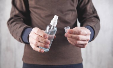 Dezenfektan jeli tutan adam. Coronavirus. Hijyen