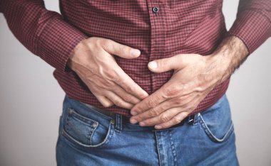 Beyaz adam karın ağrısından muzdarip..