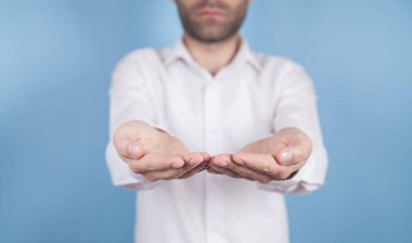 Boş elleri gösteren bir adam.