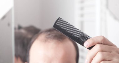 Beyaz adam tuvalette tarak tutuyor..