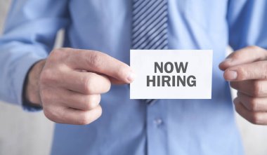 İş adamı şimdi iş kartından metin kiraladığını gösteriyor.