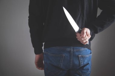 Bıçak tutan Kafkasyalı saldırgan adam..