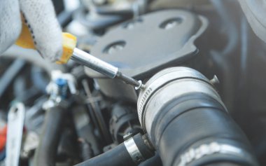 Tamirci tornavida tutuyor. Otomatik onarım, Servis Merkezi