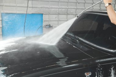 Araba yıkama. Bir oto yıkama servisinin çamaşır yıkama işlemi