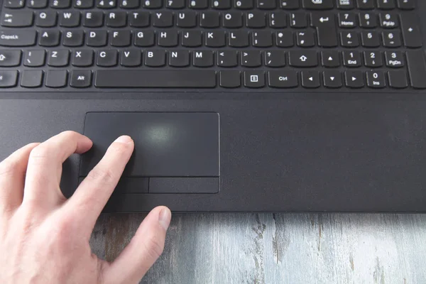 Erkek el bilgisayara dokunuyor..