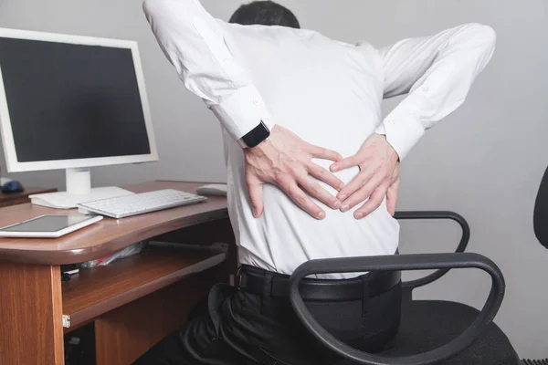 Kaukasischer Geschäftsmann Leidet Unter Rückenschmerzen Amt — Stockfoto