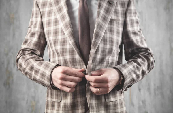 スーツを着た男がボタンを押す ファッション — ストック写真