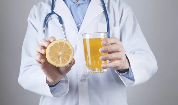 Kaukasischer Arzt Mit Zitrone Und Einem Glas Saft Gesunde Ernährung — Stockfoto