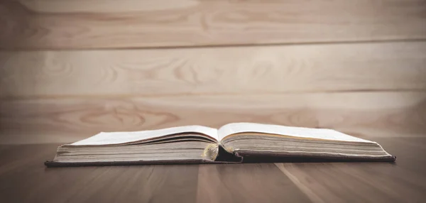 Heilige Bibel Auf Dem Holztisch — Stockfoto