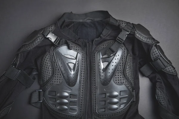黑色背景上的黑色夹克 电单车安全衣物 — 图库照片
