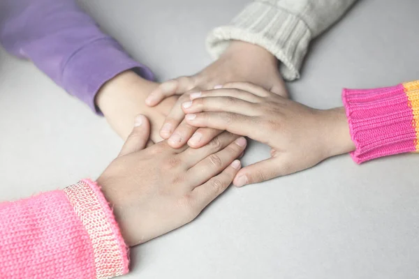 Manos Niños Apiladas Juntas Unión — Foto de Stock