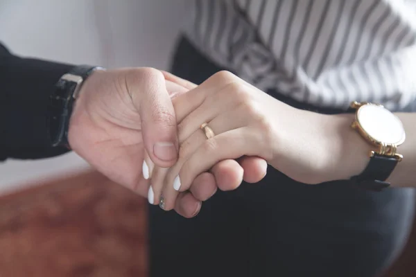 Mãos Cara Uma Menina Com Anel Casamento — Fotografia de Stock