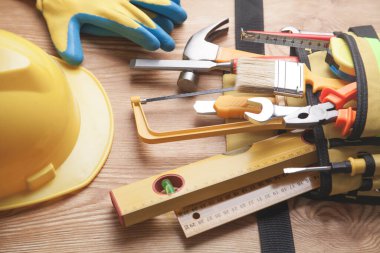 Ahşap arka planda çalışma araçları.