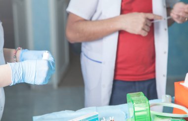 Diş muayenehanesinde dolgu malzemesi olan diş hekimleri..