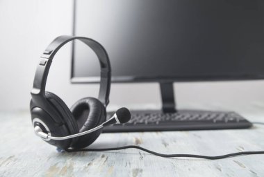 Kulaklık ve bilgisayar. Müşteri hizmetleri. Destekle 