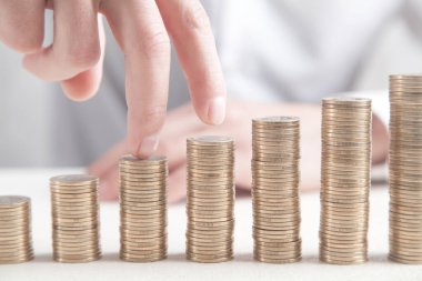 Parmakların üzerinde yürüyen paralar. Büyüme