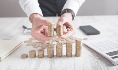 Masada madeni para gösteren bir işadamı..