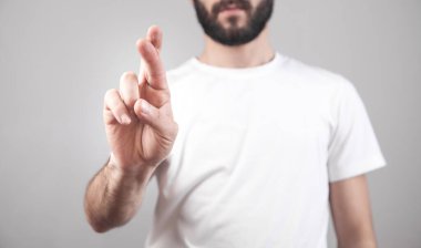 Parmakları çapraz beyaz adam.