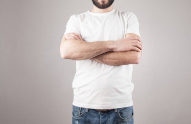 Adam ellerini göğsüne çarpıştırıyor..