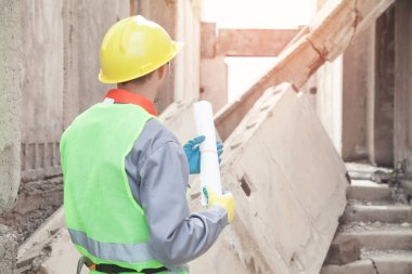 Miğferinde taslak olan inşaat işçisi..