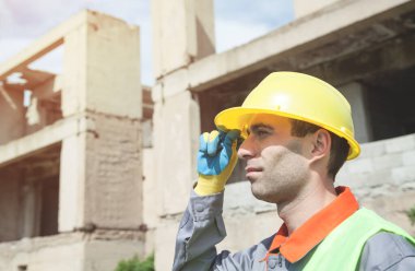 Dışarıda miğferi olan inşaat işçisi..