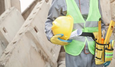 Dışarıda miğferi olan inşaat işçisi..