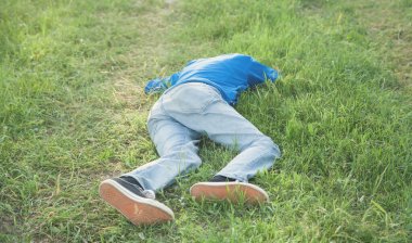 Kafkasyalı baygın adam dışarıda..