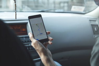  El ele tutuşan telefon. Akıllı telefon için harita uygulaması