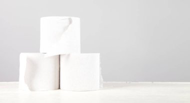 Beyaz masa üzerinde beyaz tuvalet kağıtları.